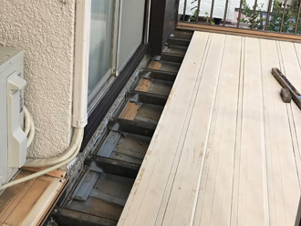 雨漏りしているベランダ
