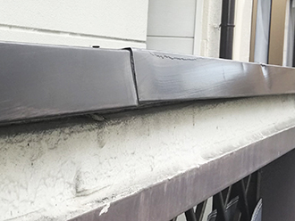 笠木が浮いている