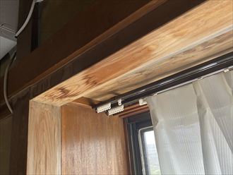 サッシ枠の雨染み