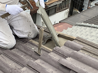 新しい瓦を調整