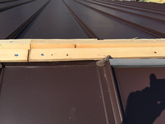 棟板金取り付け　抜き板設置