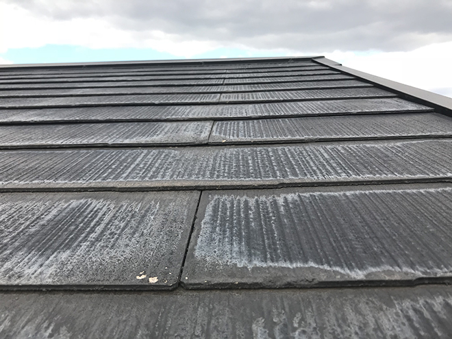 塗装が褪せたスレート屋根