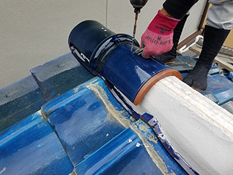 瓦屋根をガイドライン工法にて防災棟に取り直し工事です｜吹田市