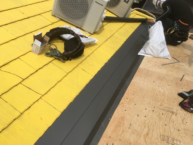 谷部分の雨仕舞（谷板金）は雨漏り回避のための重要部位です【吹田市】