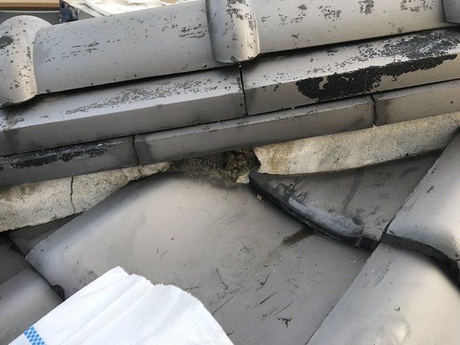 土が見える漆喰の劣化