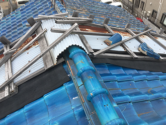 トタンで覆われた屋根