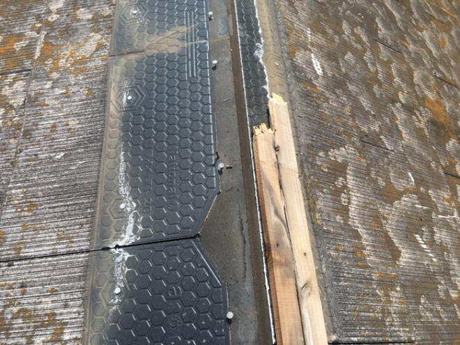 飛散した棟板金