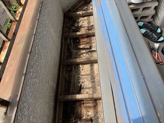 市川市曽谷にてオーバーハングバルコニーでの雨漏りを調査、ウレタン防水工事をご提案