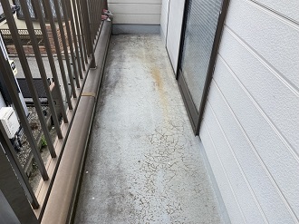劣化したベランダ
