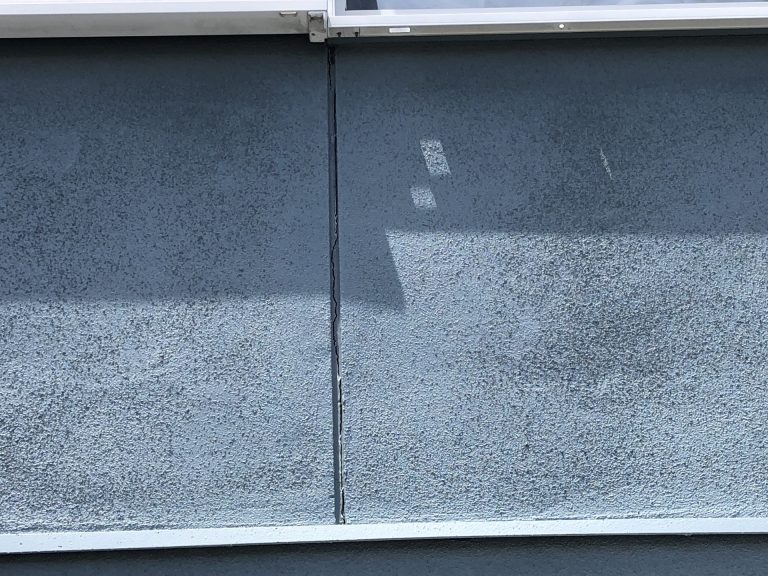 劣化した外壁のコーキング