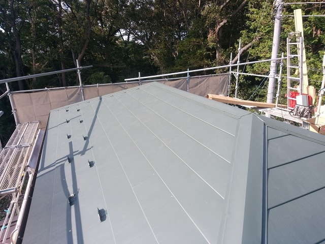 屋根材貼り付け完了です。