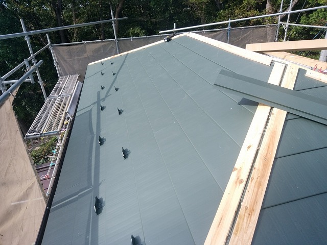 屋根材を取り付けていきます。