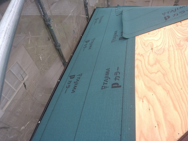 新たなルーフィングを貼りつけていきます。