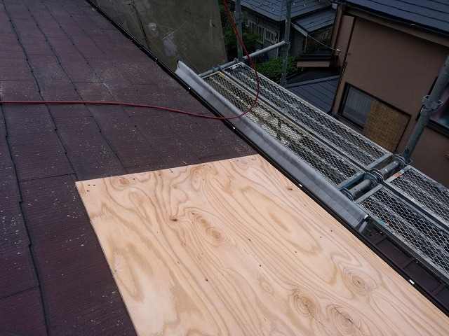 下地の合板を貼っていきます。