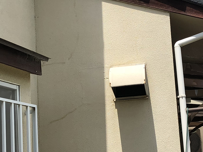 外壁の亀裂補修跡