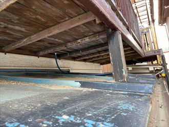 テラス下部のトタン