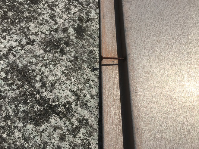 棟板金の釘の浮き