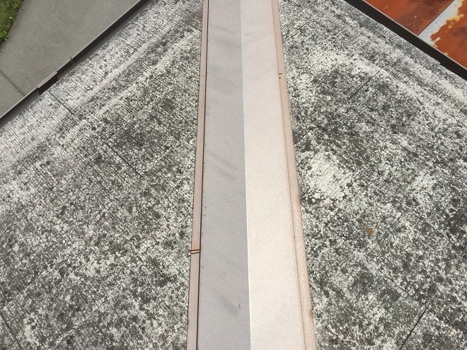 色褪せした棟板金