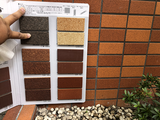 タイルの色を比べる様子　