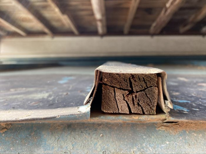 富津市小久保にて後付けテラス下部の瓦棒(トタン)屋根の雨漏り調査を実施