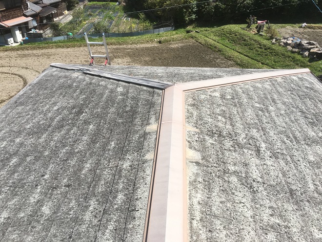 塗膜の剥がれたスレート屋根