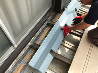 板金カバーをはめ込み