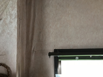 雨漏りによってふやけた壁紙