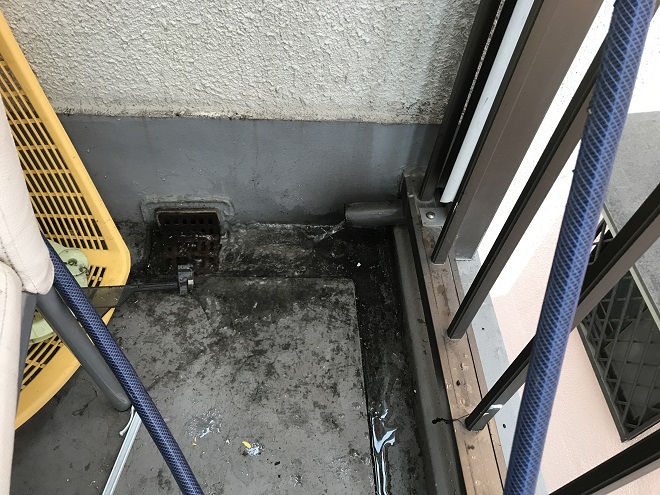 ベランダ排水口に流れる雨水