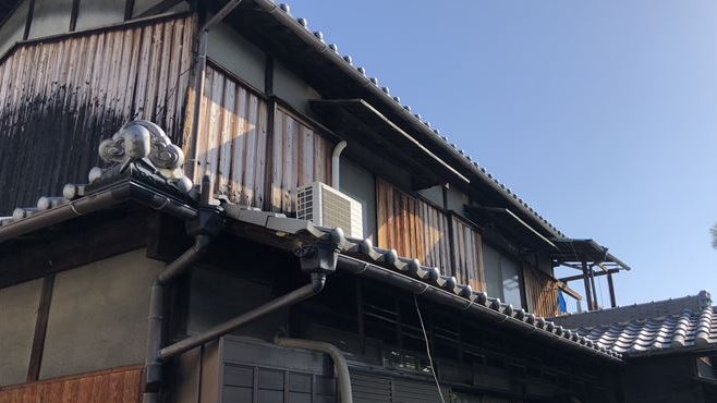 吹田市で台風被害を受けた和瓦の棟の歪みやズレなどの被災を調査