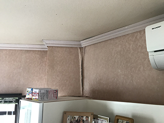 雨漏りによって浮いて剥がれた壁紙