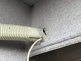 排水口が空いたモルタル外壁