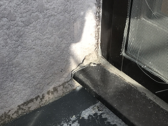 大きなひび割れが見られるモルタル外壁