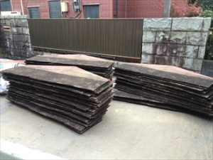 屋根から降ろしたスレート