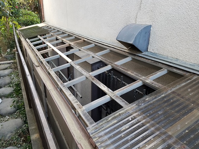 飛散したポリカ波板