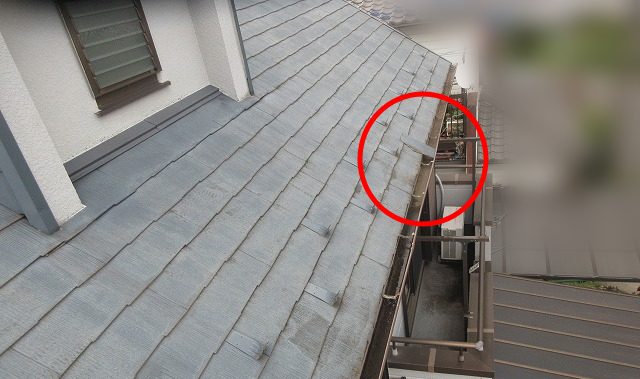 瓦の一部が落ちている様子