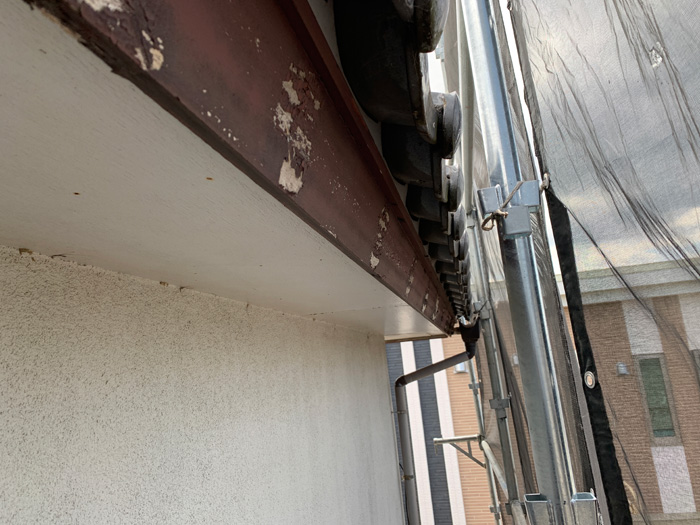 雨樋交換工事　古い雨樋を撤去