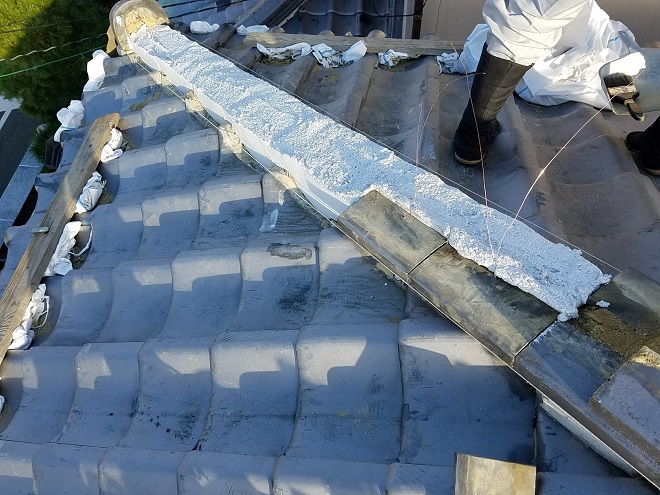 なんばん漆喰にて熨斗（のし）瓦を固定｜吹田市で蛇行した棟瓦の修復工事