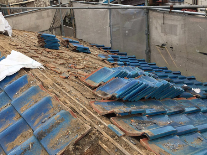 西多摩郡日の出町平井の雨漏りしている屋根を瓦からスレートに葺き替え工事