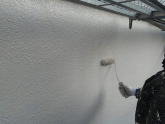 モルタルに上塗りを行います