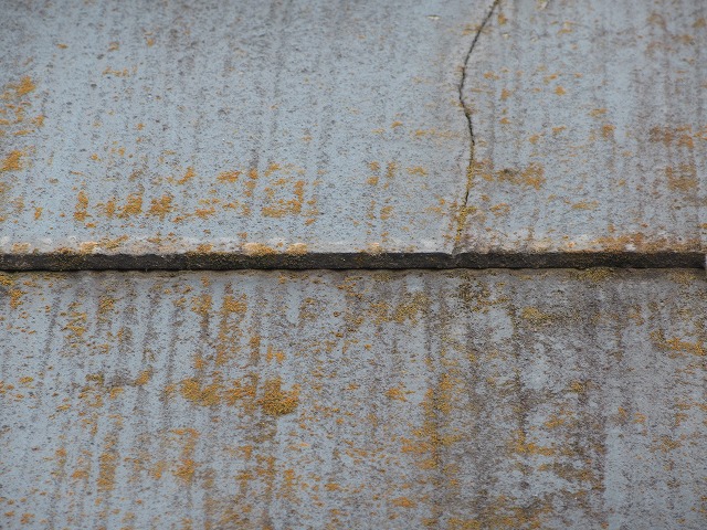 クラックが発生している瓦