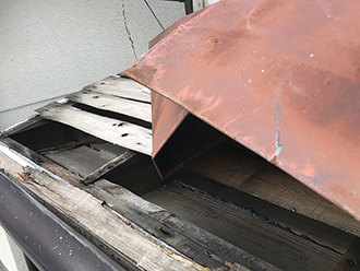 金属屋根が剥がれて下地が露出
