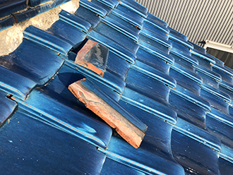 吹田市高城町でのし瓦の剥離発生、外壁との取り合いは雨浸入の危険あり