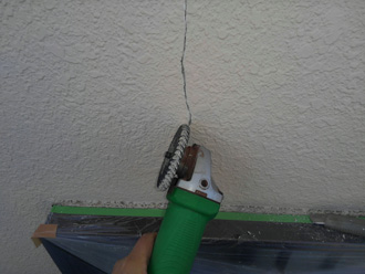 サンダーで亀裂を削ります