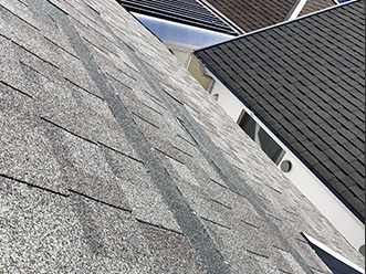 吹田市で飛散によって防水紙が露出したアスファルトシングル屋根の点検