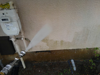 洗浄によって既存の塗膜を落とします