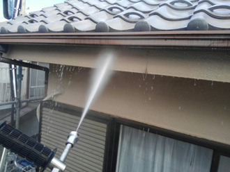 高圧洗浄で汚れを落とす