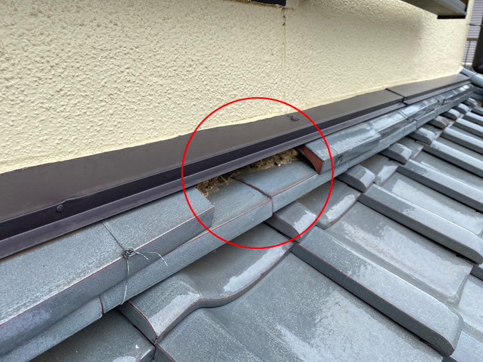 瓦が外れている