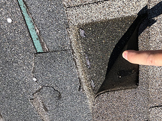 アスファルトシングルは薄くて柔軟性がある