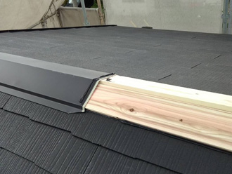 屋根葺き替え工事　棟板金設置