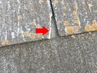板金があたったことによるスレートの欠け